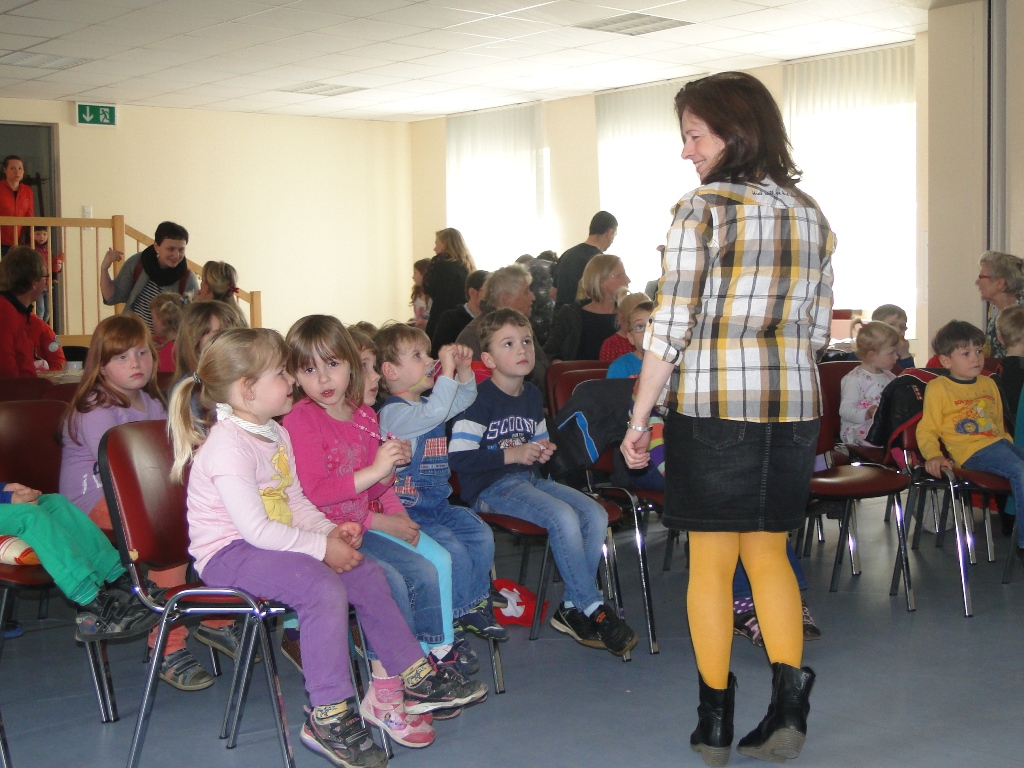 Aufregeung vor dem Theater
