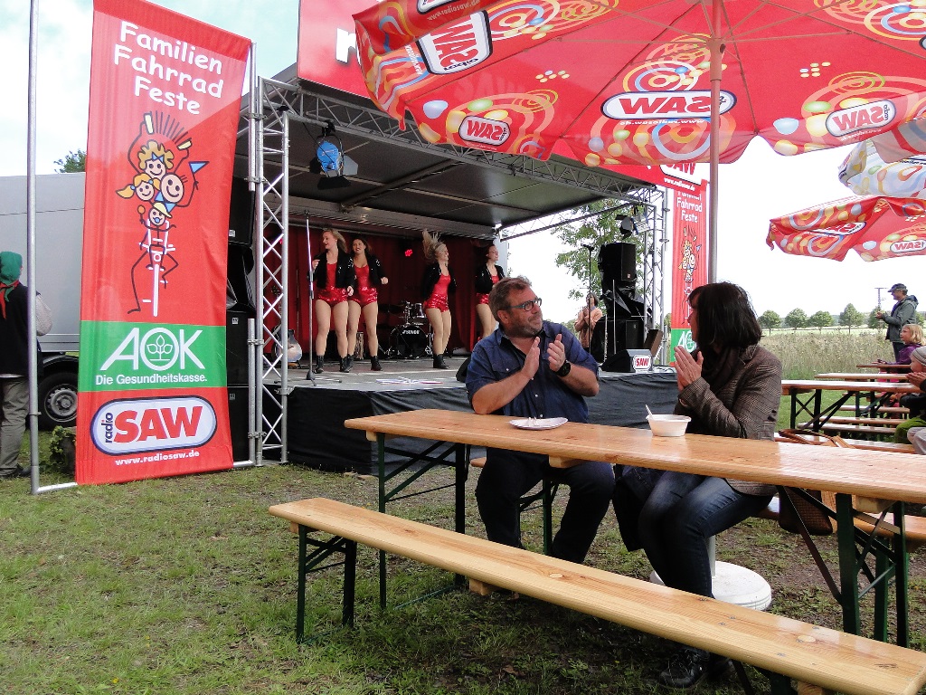 Auch der Weferlinger Ortsbürgermeister Hans- Werner Kraul war begeistert von den Dancern