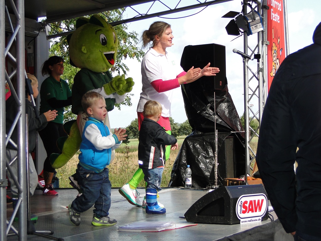 Die AOK brachte das Publikum so richtig auf Trab, Kleine und Große wurden dabei auf die Bühne geholt