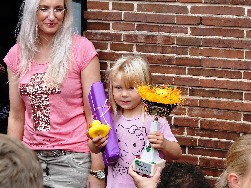 Die strahlende Gewinnerin des Entenrennens