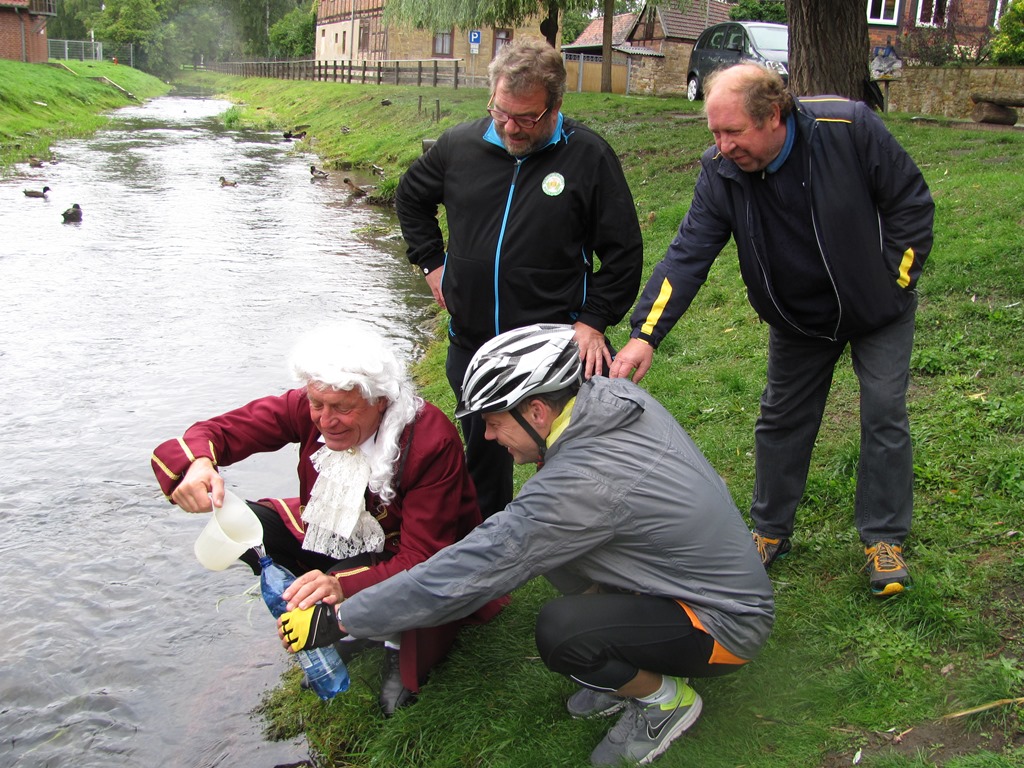 Der Markgraf füllt die Flasche für Heiko Kloß, im Hintergrund der Orstbürgermeister Hans- Werner Kraul und Klaus Stadler (v.re.)
