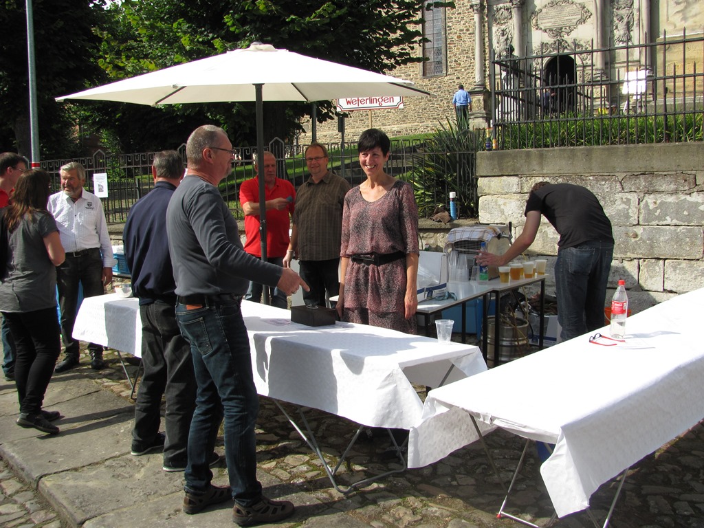 Leckere Schmorwürste und Bier, für die Restaurierung des Mausoleums, am Stand des Bürgervereins