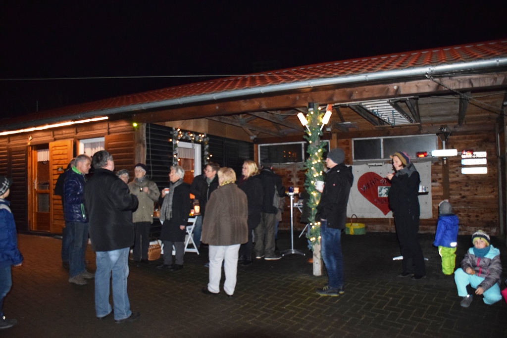 Bei Schmalzstullen und Glühwein wurde gemütlich gesungen