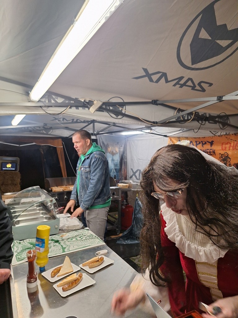 Antje und Maik im Bürgervereinsstand....Würstchen und Glühwein