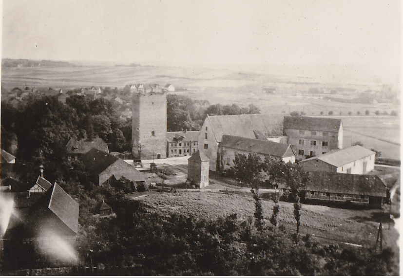 Ansicht der Burg Weferlingen mit Blick vom Kirchturm der St. Lambertikirche um 1910/20